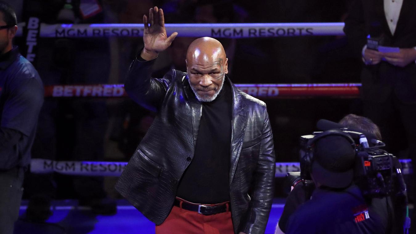 <p>Las Vegas: Der ehemalige Schwergewichts-Champion Mike Tyson grüßt das Publikum, als er vor dem Kampf um den Weltmeistertitel im Schwergewicht des World Boxing Council (WBC) zwischen Fury und Wilder in der MGM Grand Garden Arena geehrt wird.</p>