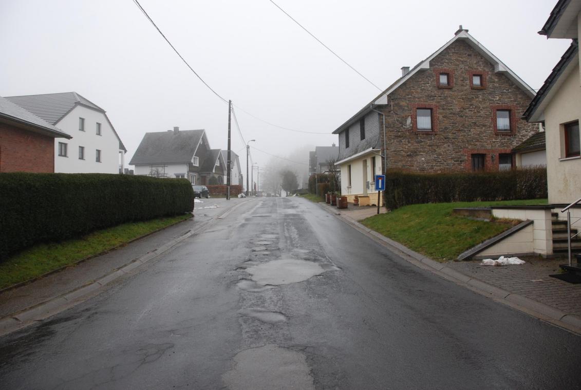 <p>Der mittlere Teil der Hofstraße in Bütgenbach ist eine der wenigen Straßen, die in diesem Jahr in den Genuss von notwendigen Unterhaltsarbeiten kommen werden. Aus finanziellen Gründen muss die Gemeinde Abstriche machen.</p>