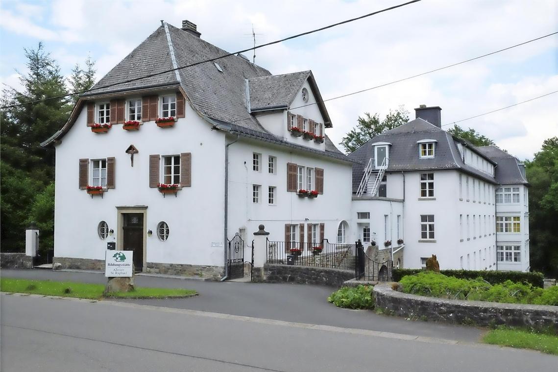 <p>Was geschieht mit dem Kloster Montenau? Nachdem ein Hotelprojekt gescheitert ist, übernimmt eine internationale Immobilienagentur die Vermarktung.</p>