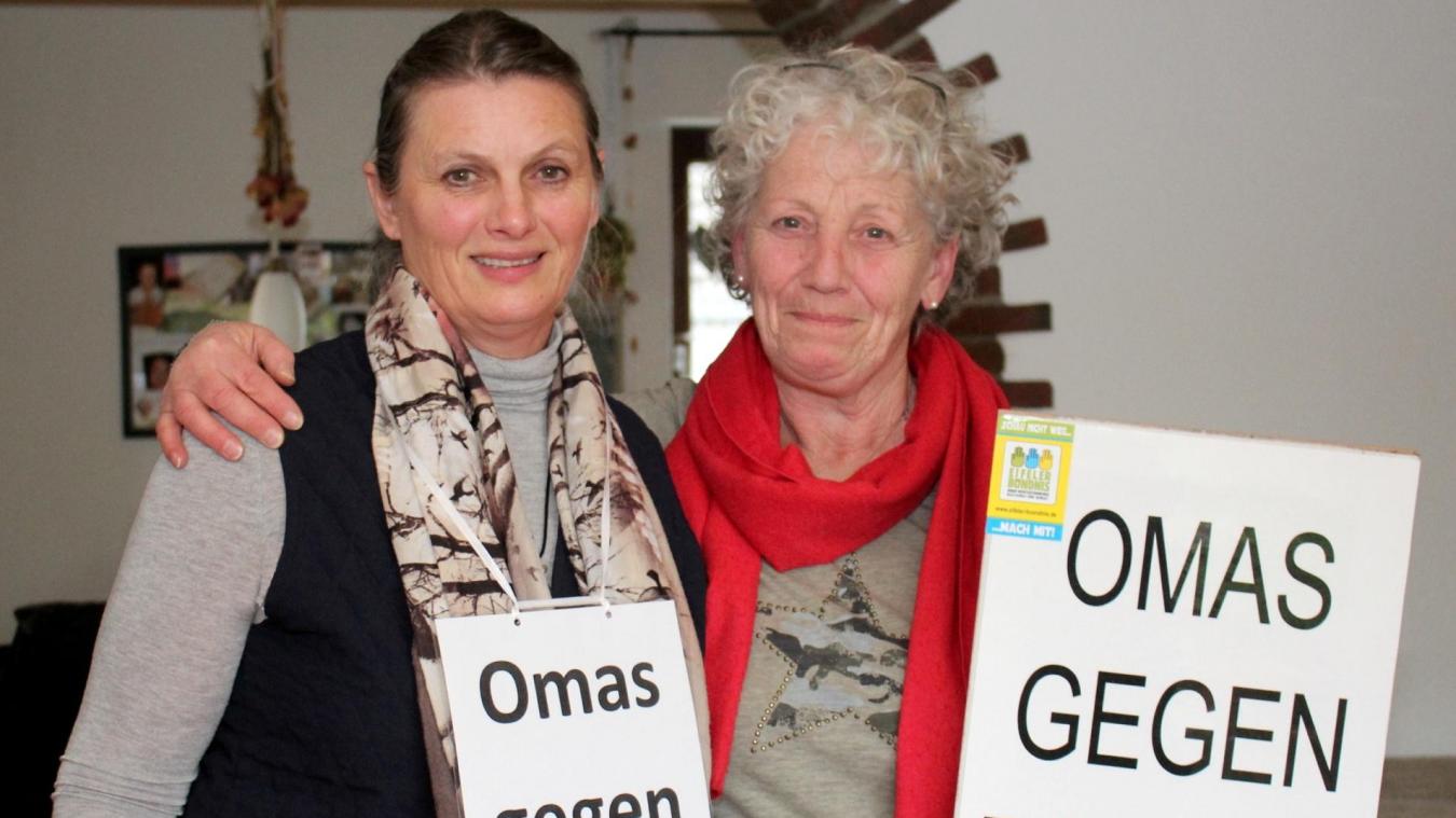 <p>Petra Kanzler (l.) und Walli Forner haben in Kall die Gruppierung „Omas gegen rechts“ mitbegründet. In den kommenden Monaten will die Gruppe verstärkt in Erscheinung treten.</p>