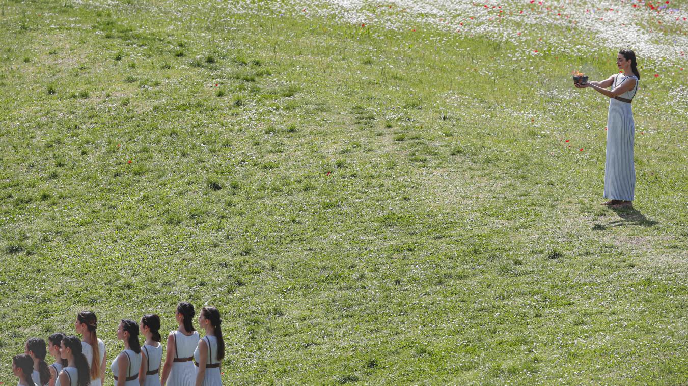 <p>Die griechische Schauspielerin Xanthi Georgiou (r.) trägt die olympische Flamme bei der Generalprobe für die Entzündung der olympischen Fackel am Veranstaltungsort ein. Die olympische Fackel wird am 12. März in einer Zeremonie in Griechenland entzündet und dann nach Japan geflogen.</p>