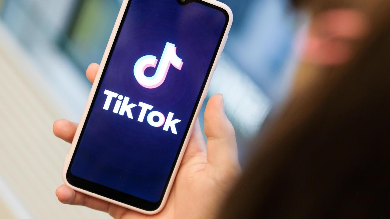 <p>TikTok ist ein soziales Netzwerk, ähnlich wie Instagram. Anstatt von Bildern werden aber kurze, selbstgedrehte Videos mit Musik untermalt.</p>