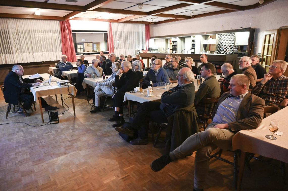 <p>Das Referat von Michael Brammertz von der Westdeutschen Gesellschaft für Familienkunde zum Thema Totenzettel im Saal Wisonbrona stieß auf reges Interesse.</p>