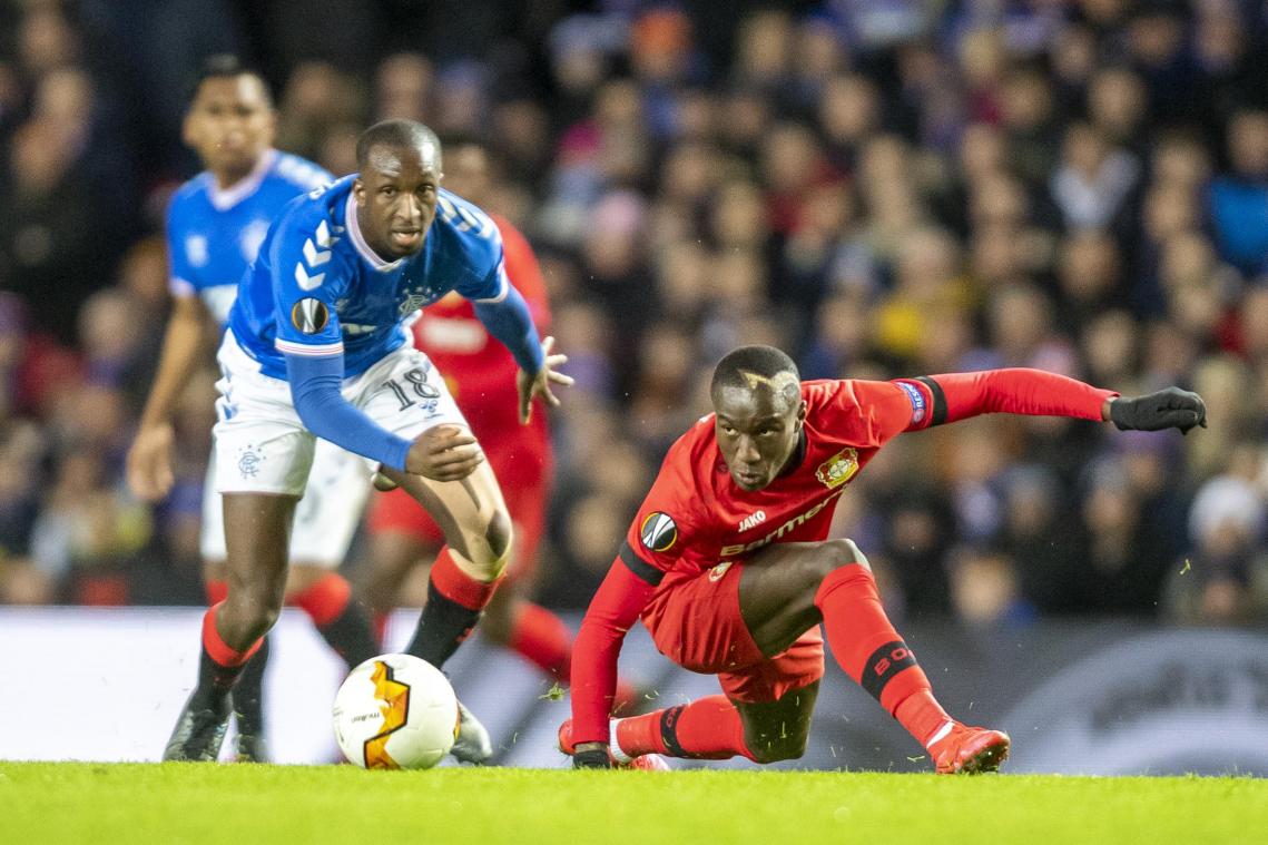 <p>Glasgows Glen Kamara (links) und Leverkusens Moussa Diaby kämpfen um den Ball.</p>