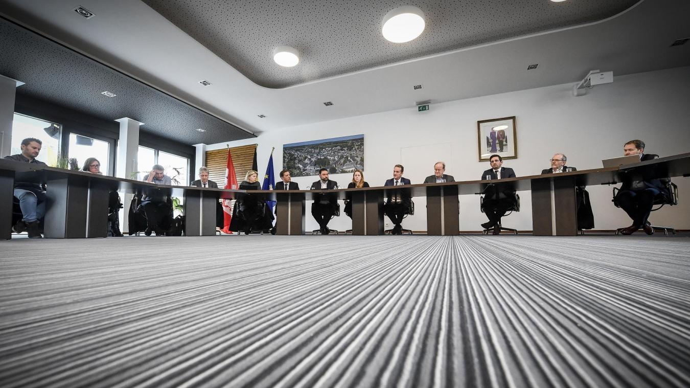 <p>Die DG-Regierung und die Bürgermeister der neun deutschsprachigen Gemeinden während einer Pressekonferenz am Freitag im St.Vither Rathaus</p>