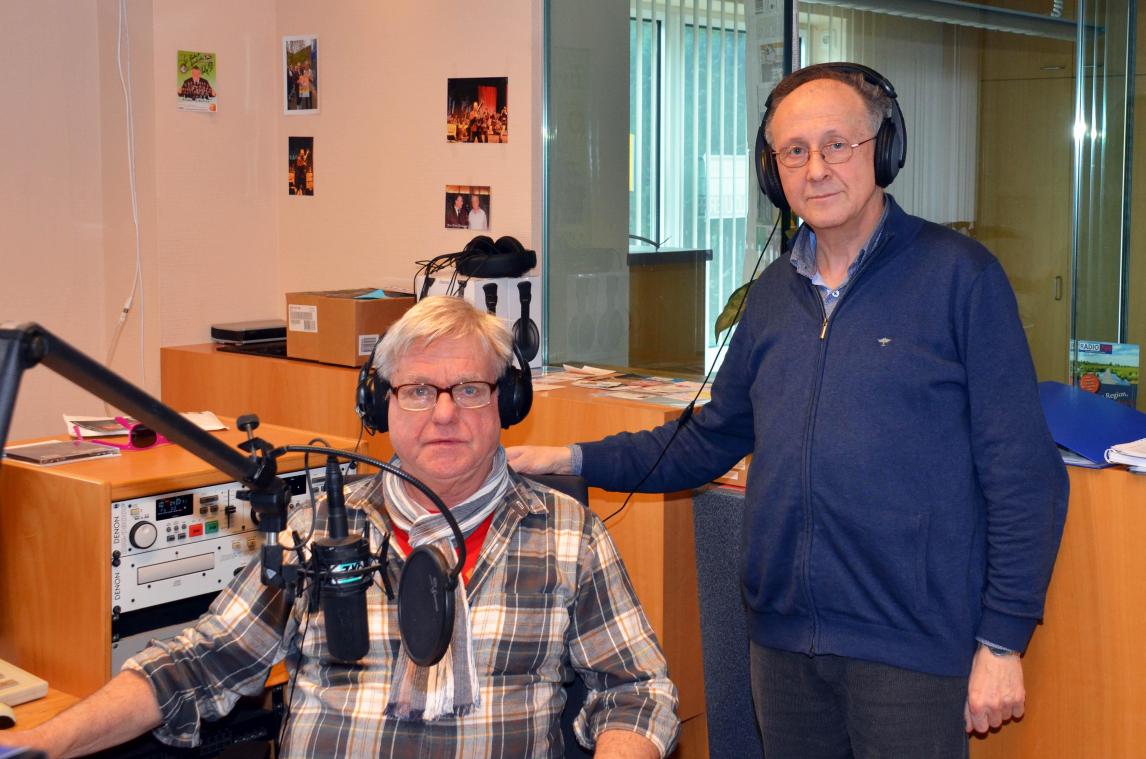 <p>Pastor Lothar Klinges (rechts) verbreitete am Sonntag seinen Segen über die Wellen von Radio 700.</p>