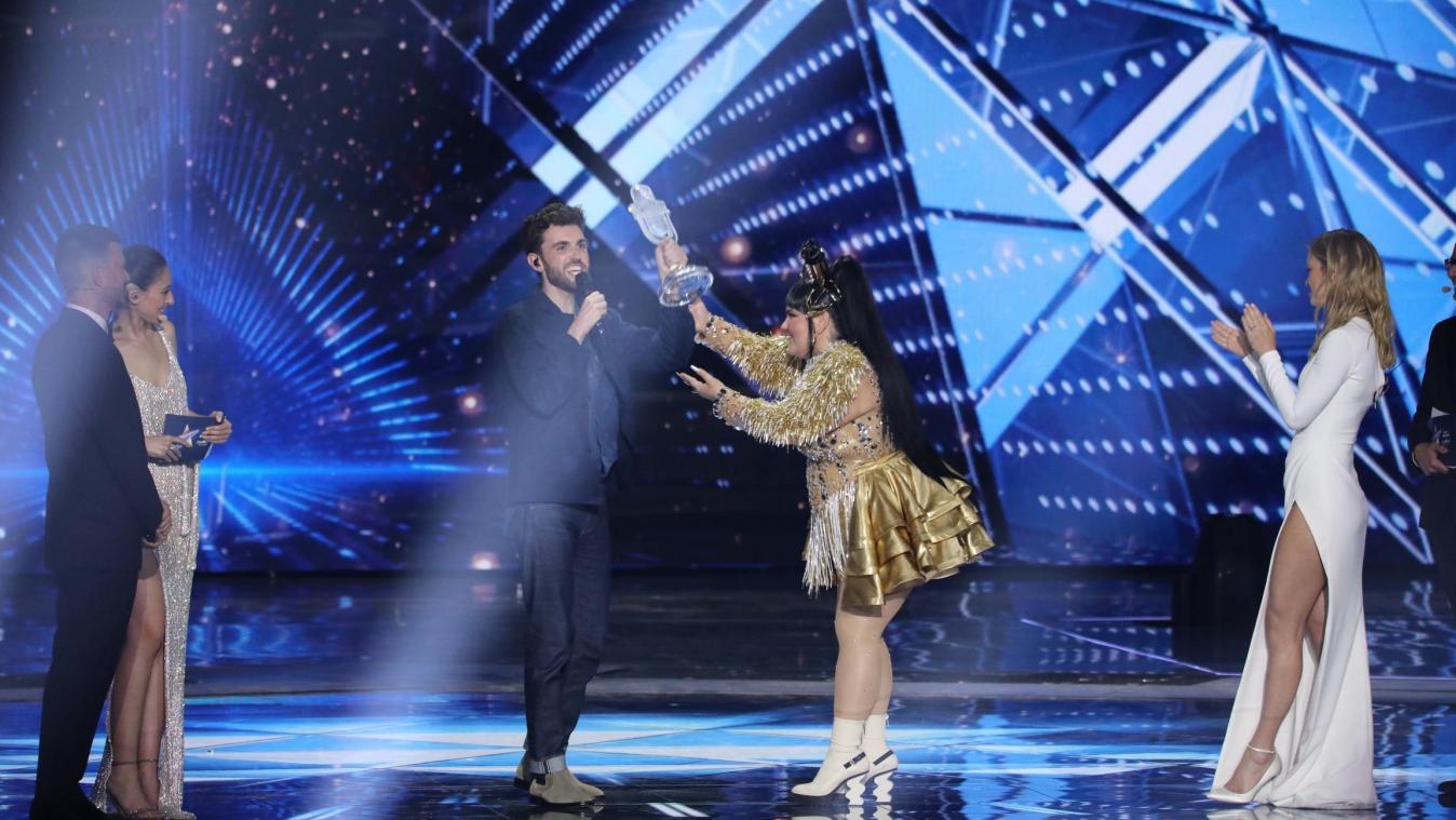 <p>Israel, Tel Aviv: Duncan Laurence aus den Niederlanden, Gewinner des Eurovision Song Contest (ESC) 2019, nimmt seine Trophäe von Vorjahressiegerin Netta Barzilai entgegen.</p>