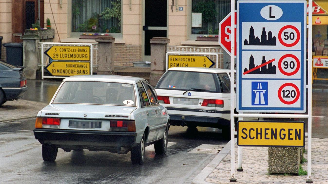 <p>Zwei Autos fahren durch den Ortseingang von Schengen in Luxemburg.</p>