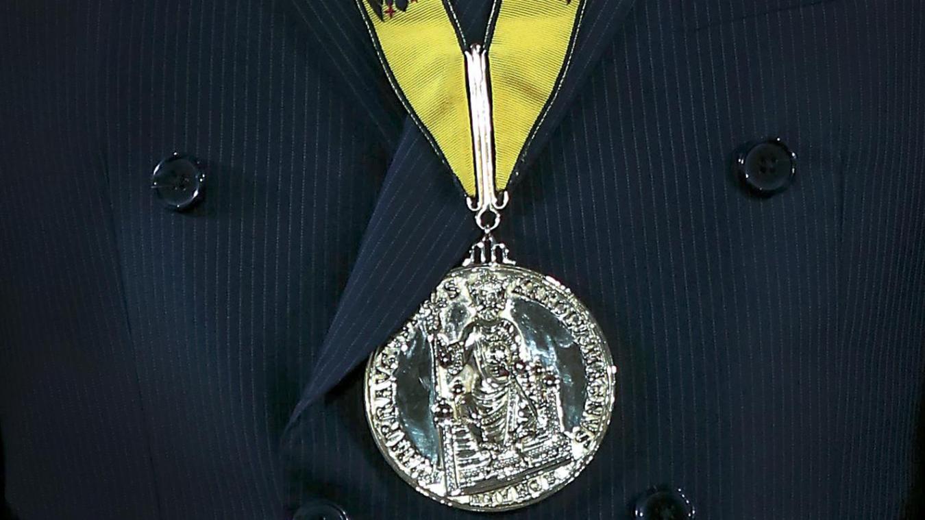 <p>Den Karlspreis trägt ein Preisträger nach der Preisverleihung. Die Karlspreis-Verleihung an den rumänischen Präsidenten Klaus Iohannis wird nach Angaben der Stadt Aachen von Mittwoch wegen der Corona-Pandemie verschoben.</p>