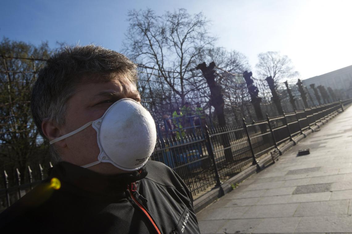 <p>Virologen: „Eine Mundschutzmaske zu tragen, wenn man das Haus verlässt, macht keinen Sinn.“</p>
