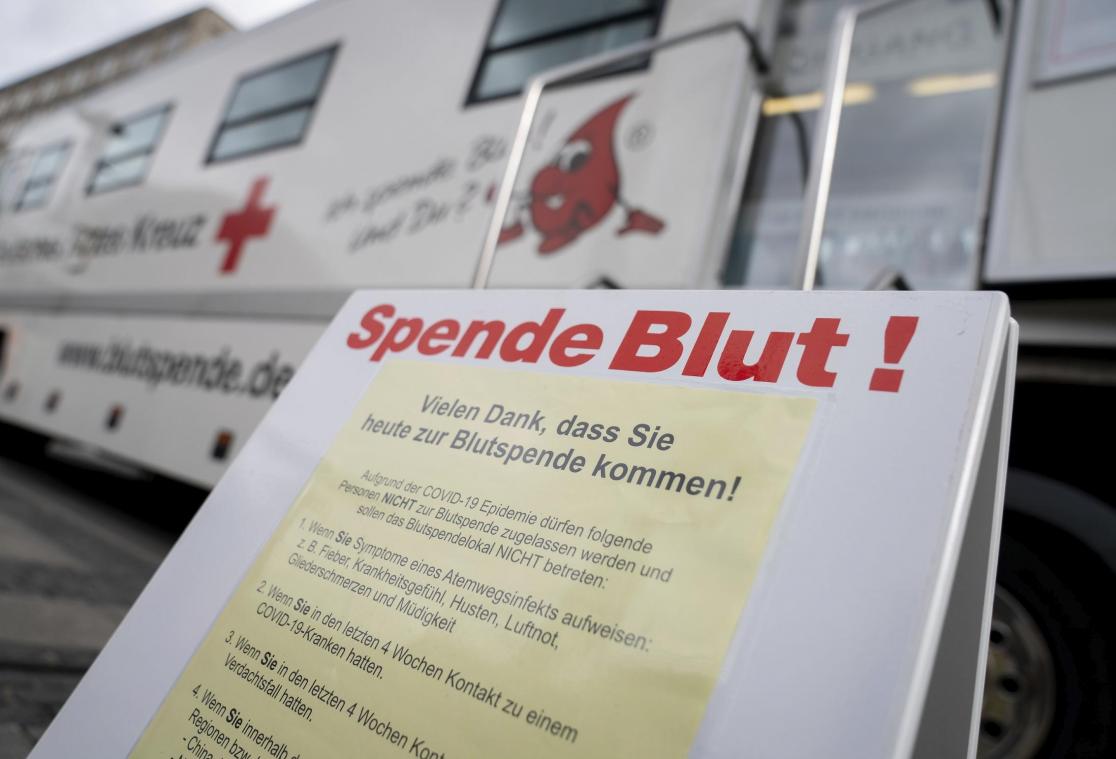 <p>Unter Einhaltung der geltenden Sicherheitsvorkehrungen finden Blutspenden derzeit statt. In Ostbelgien werden sie teilweise räumlich verlegt, damit der Sicherheitsabstand zwischen den Spendern möglich ist.</p>
