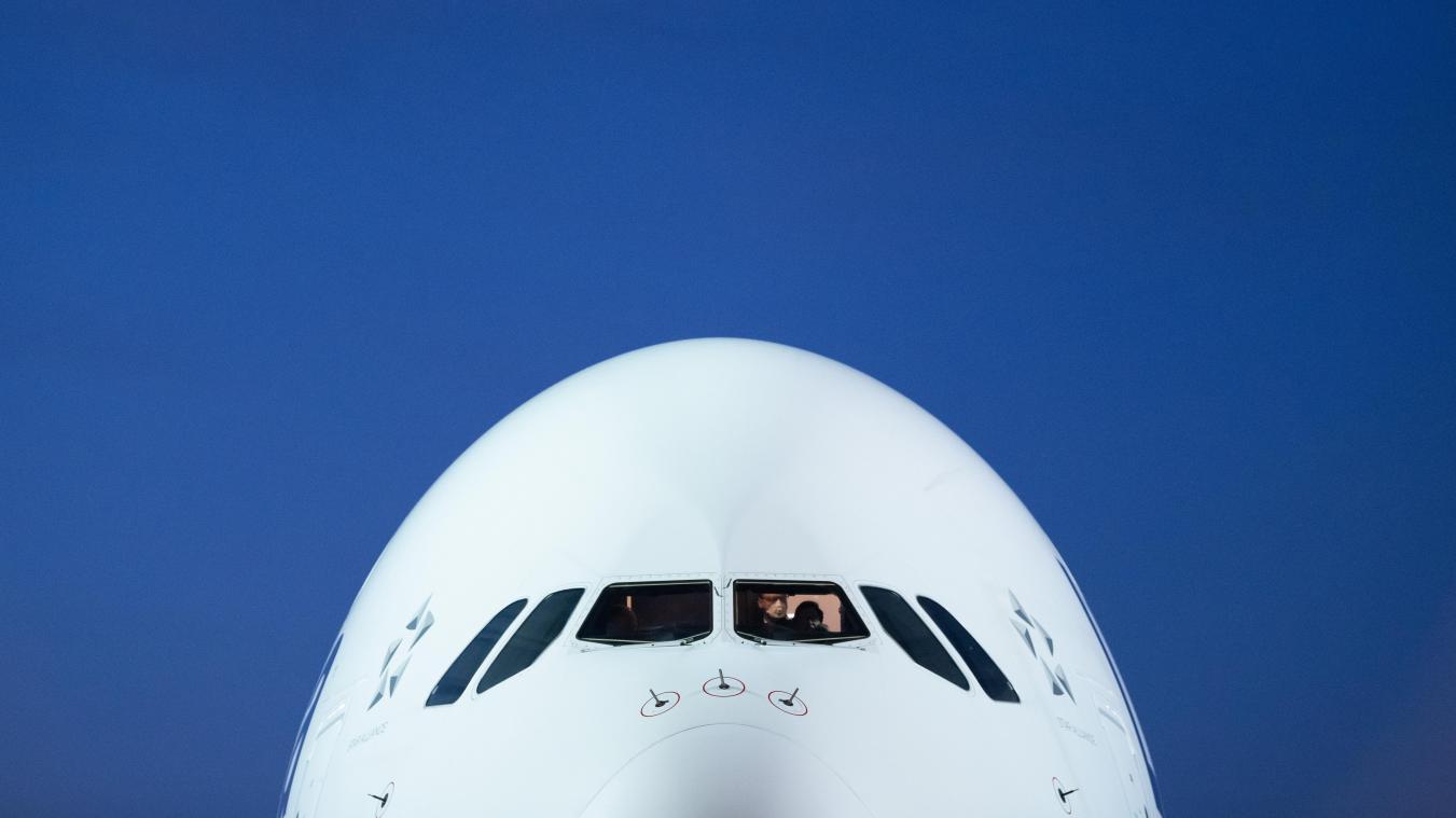 <p>Ein Airbus A380 der Fluggesellschaft Lufthansa steht nach der Landung am Flughafen Frankfurt in seiner Parkposition. Es war die vorerst letzte Landung eines Lufthansa-Airbus A380 am Frankfurter Flughafen.</p>