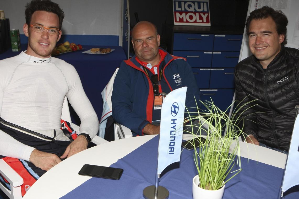 <p>Der Italiener Andrea Adamo, hier mit Fahrer Thierry Neuville (l.) und dessen Manager Geoffroy Theunis (r.), ist der starke Mann an der Spitze von Hyundai Motorsport.<br />
Foto: Herbert Simon</p>