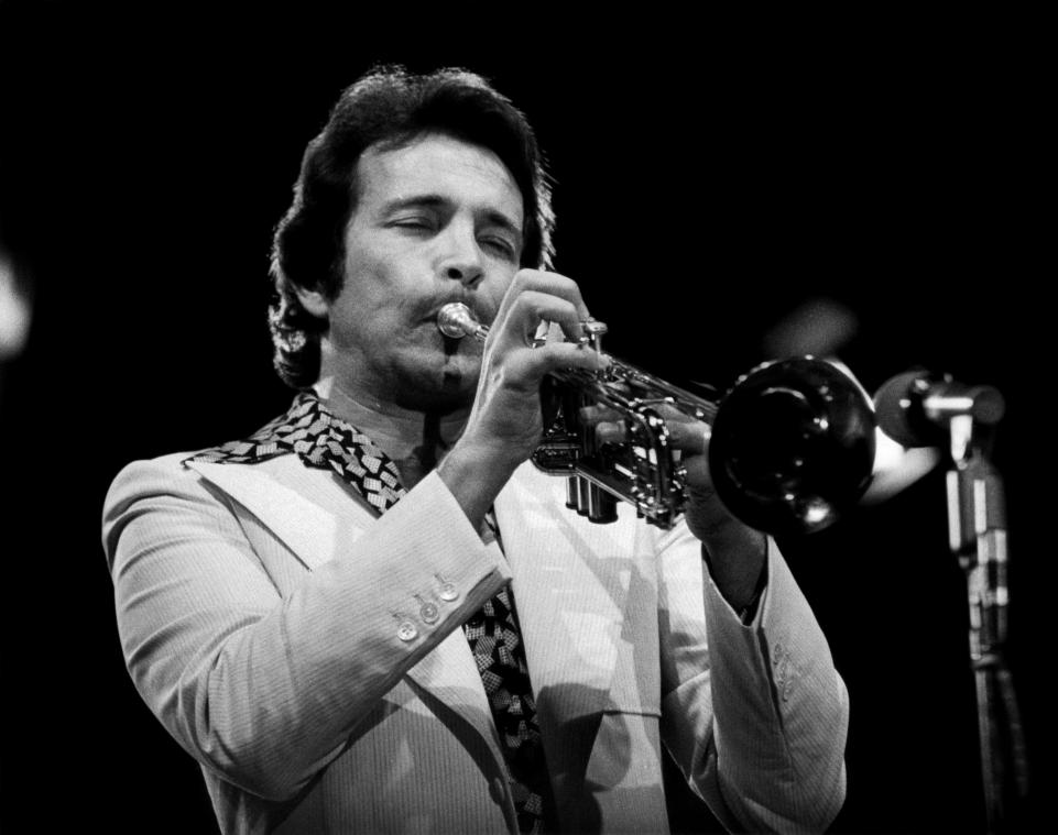 <p>Der amerikanische Trompeter Herb Alpert spielt bei einem Konzert in der Jahrhunderthalle mit seiner „Tijuana Brass“-Band (Archivbild von 1974). Am Dienstag feiert der Ausnahme-Trompeter seinen 85. Geburtstag.</p>