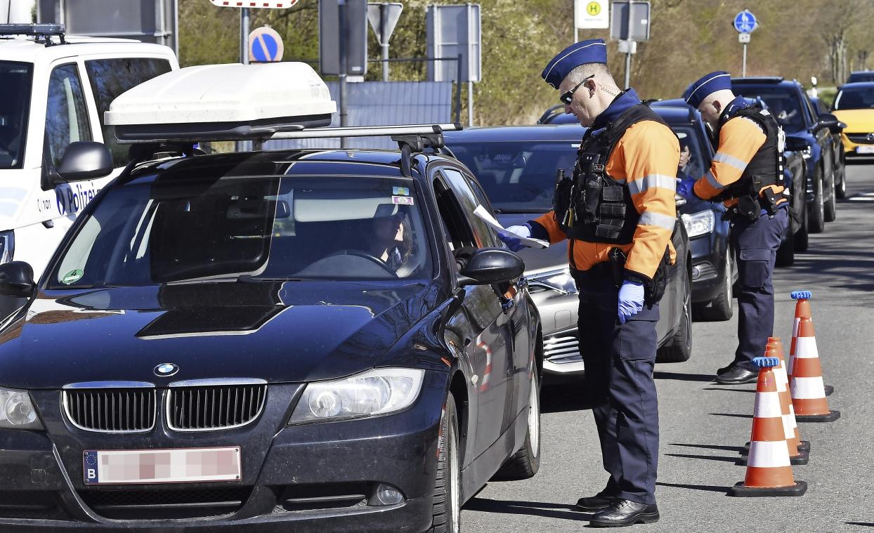 <p>Die Polizei kontrolliert Autofahrer am Grenzübergang Bildchen in Kelmis.</p>