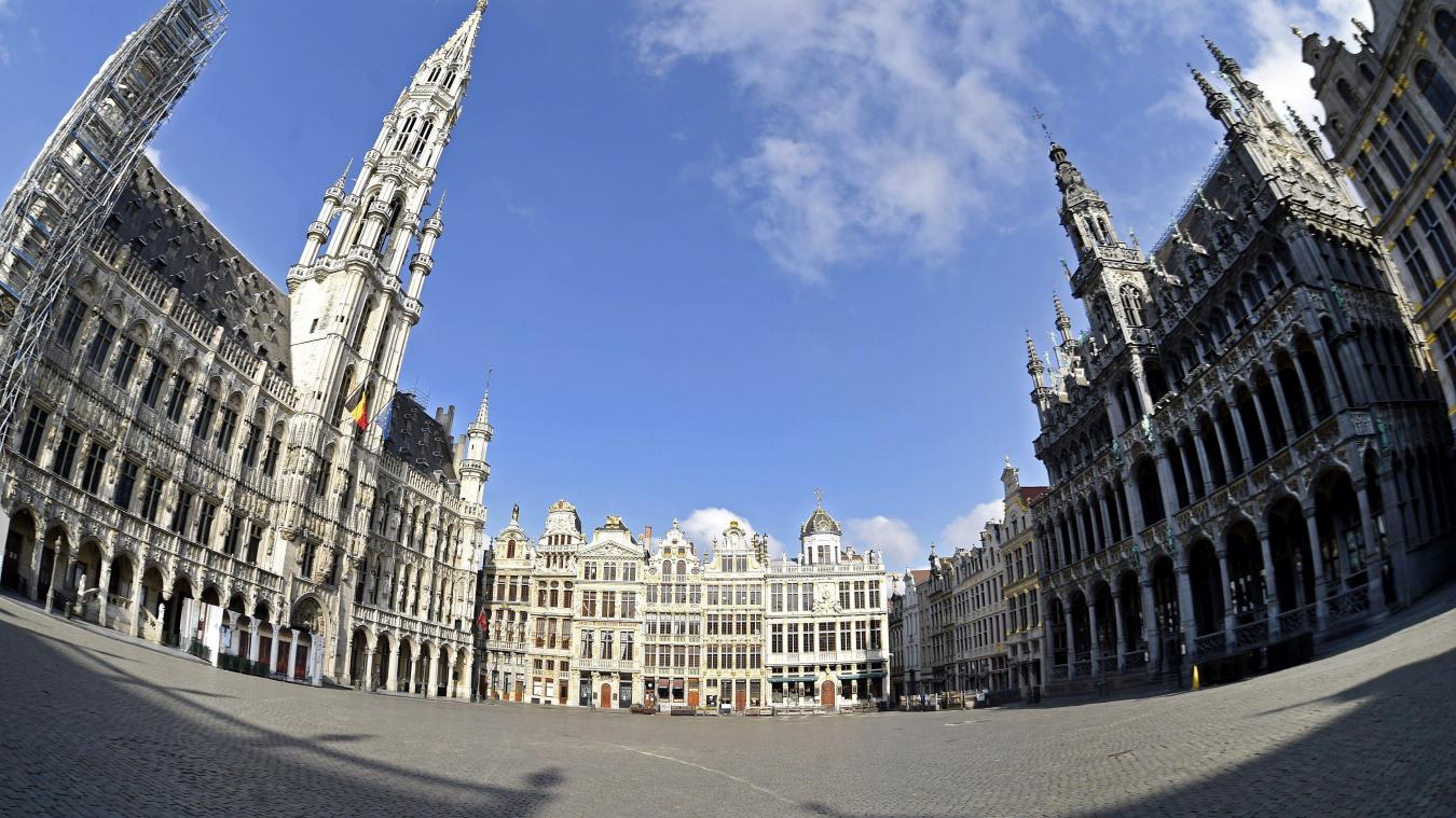 <p>Blick auf die menschenleere Brüsseler Grand-Place: Die Behörden mahnen dazu, weiterhin zu Hause zu bleiben.</p>