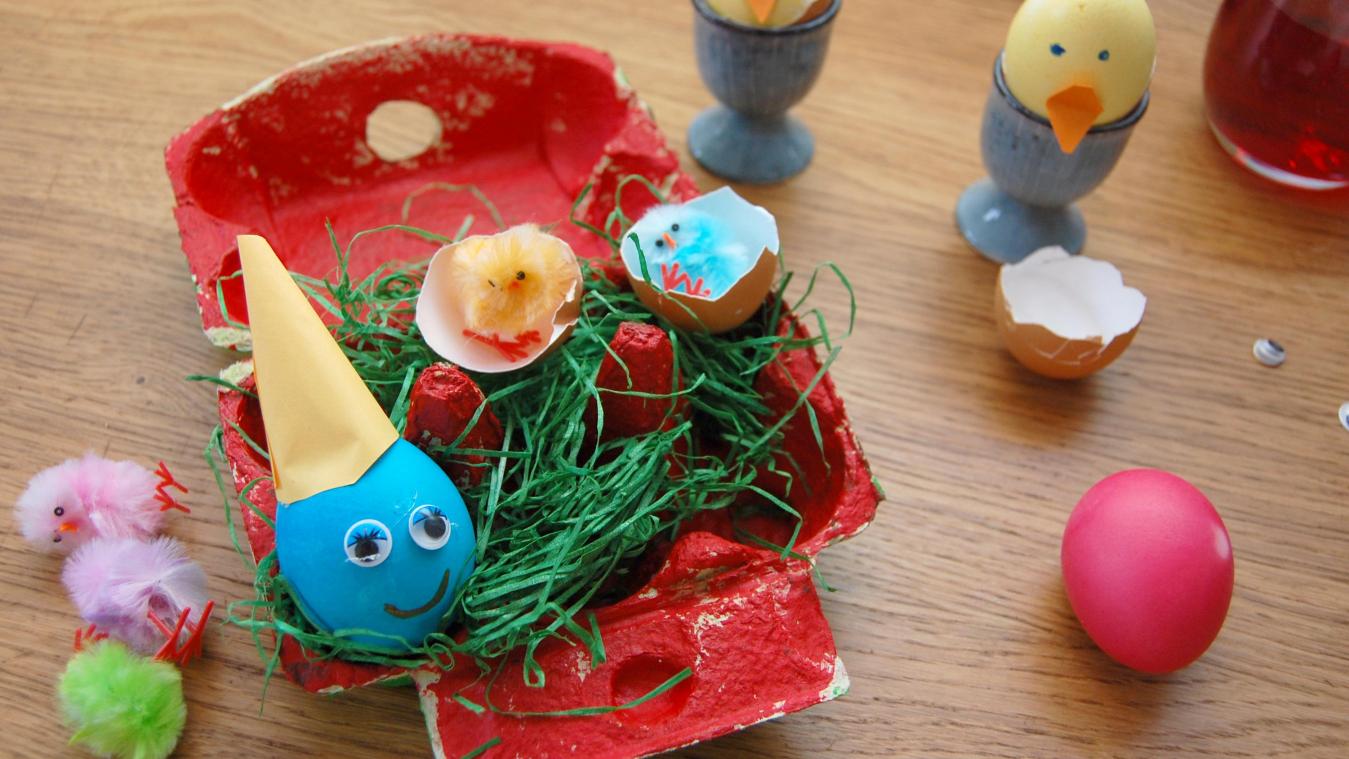 <p>Ein blaues Ei mit Kulleraugen und Partyhut liegt in einem Nest aus einem Eierkarton. Selbst aus kaputten Eiern kann man noch etwas basteln.</p>