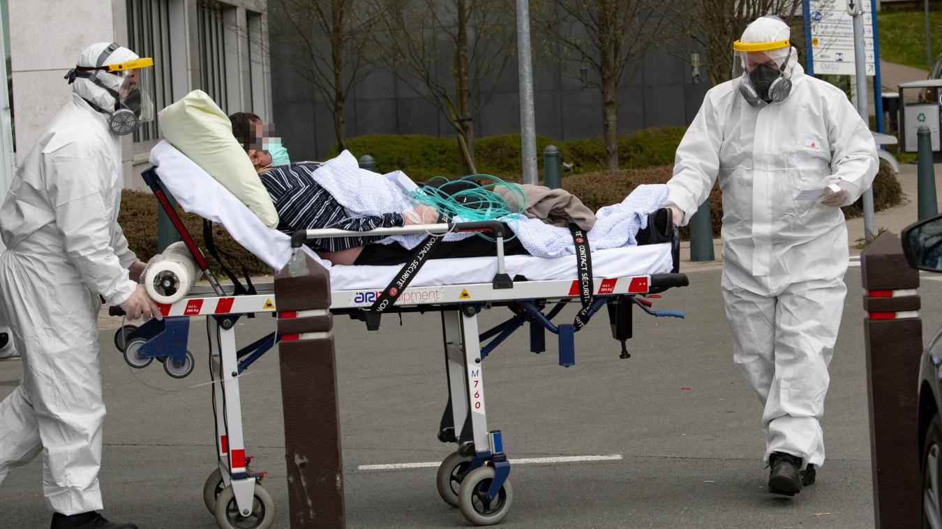 <p>Ein Corona-Patient wird in Brüssel ins Krankenhaus gebracht: Binnen 24 Stunden wurden 132 neue Todesfälle in Belgien gemeldet. Damit sind jetzt insgesamt 1.143 Corona-Patienten an den Folgen von Covid-19 gestorben.</p>