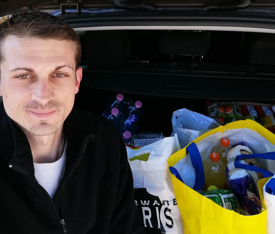 <p>Selfie vom Kofferraumrand: Christian Rohr liefert die Lebensmittelspenden, die er zuvor eingesammelt hat, an Bedürftige aus.</p>