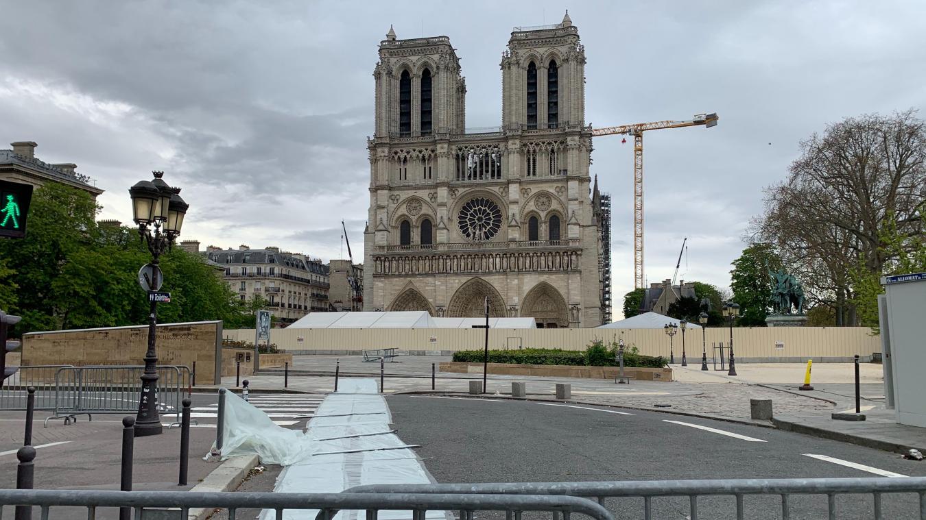 <p>Ein Kran steht vor der Kathedrale Notre-Dame. Im April 2019 wurde die Kathedrale bei einem Brand schwer beschädigt.</p>