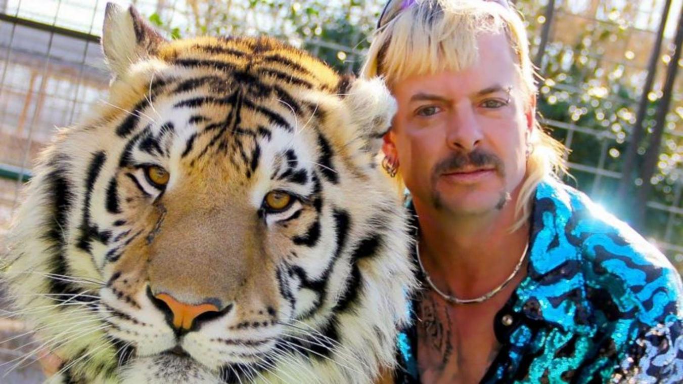 <p>Joe Exotic mit einem seiner Tiger in seinem damaligen Privat-Zoo in Wynnewood (Oklahoma)</p>