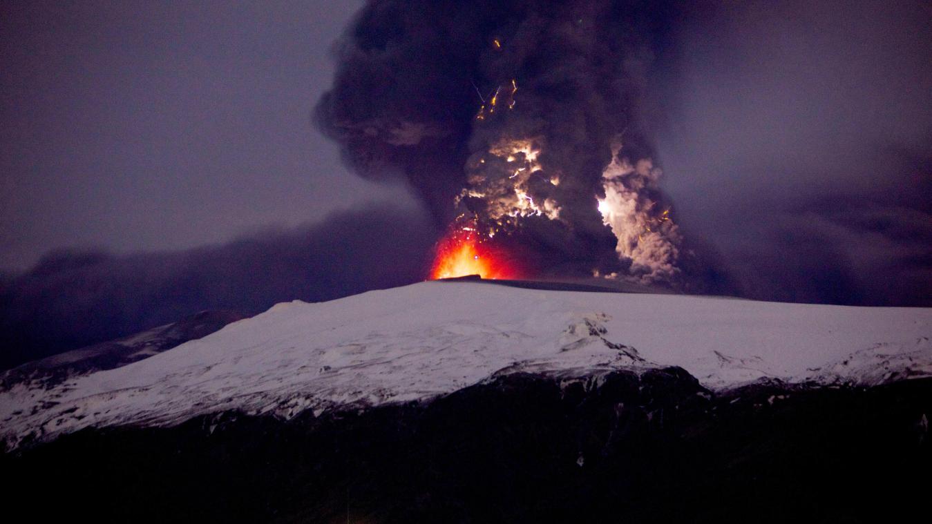 <p>Eine dichte Aschewolke steigt aus dem isländischen Vulkan Eyjafjallajokull auf. Die Aschewolke legte tagelang den Flugverkehr lahm.</p>