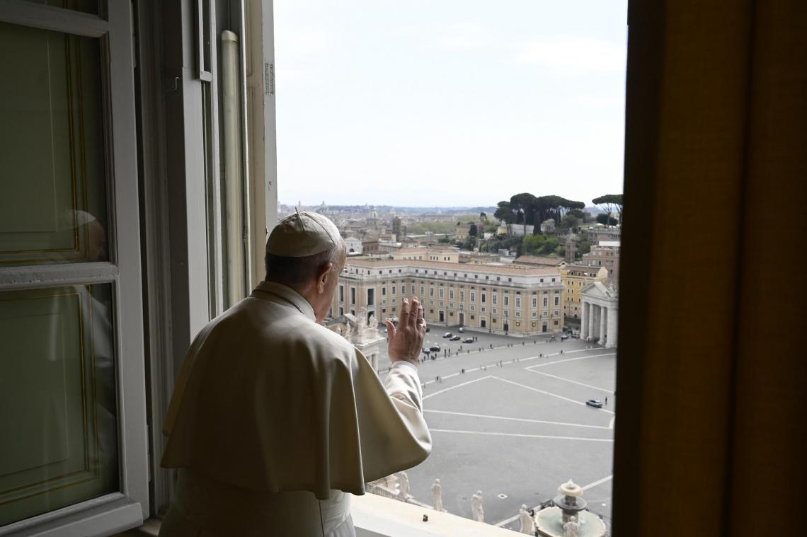 <p>Papst Franziskus schaut während des Regina-caeli-Gebetes auf den menschenleeren Petersplatz.</p>