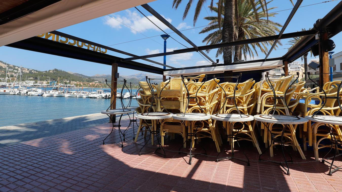 <p>Mallorca, Port Andratx: Eine Restaurant-Terrasse am Meer bleibt während der Coronavirus-Krise für die Öffentlichkeit geschlossen.</p>