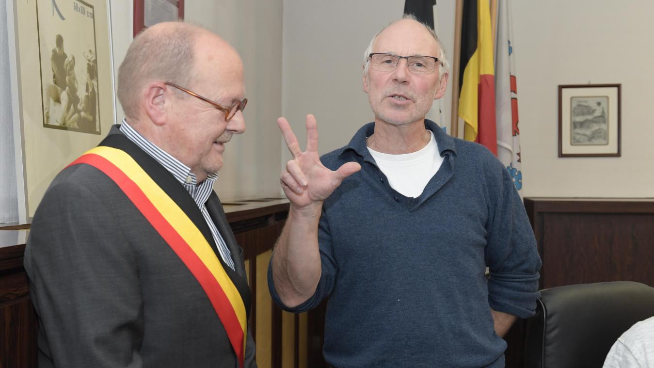 <p>Rainer Hintemann bei seiner Vereidigung unter Bürgermeister Louis Goebbels.</p>