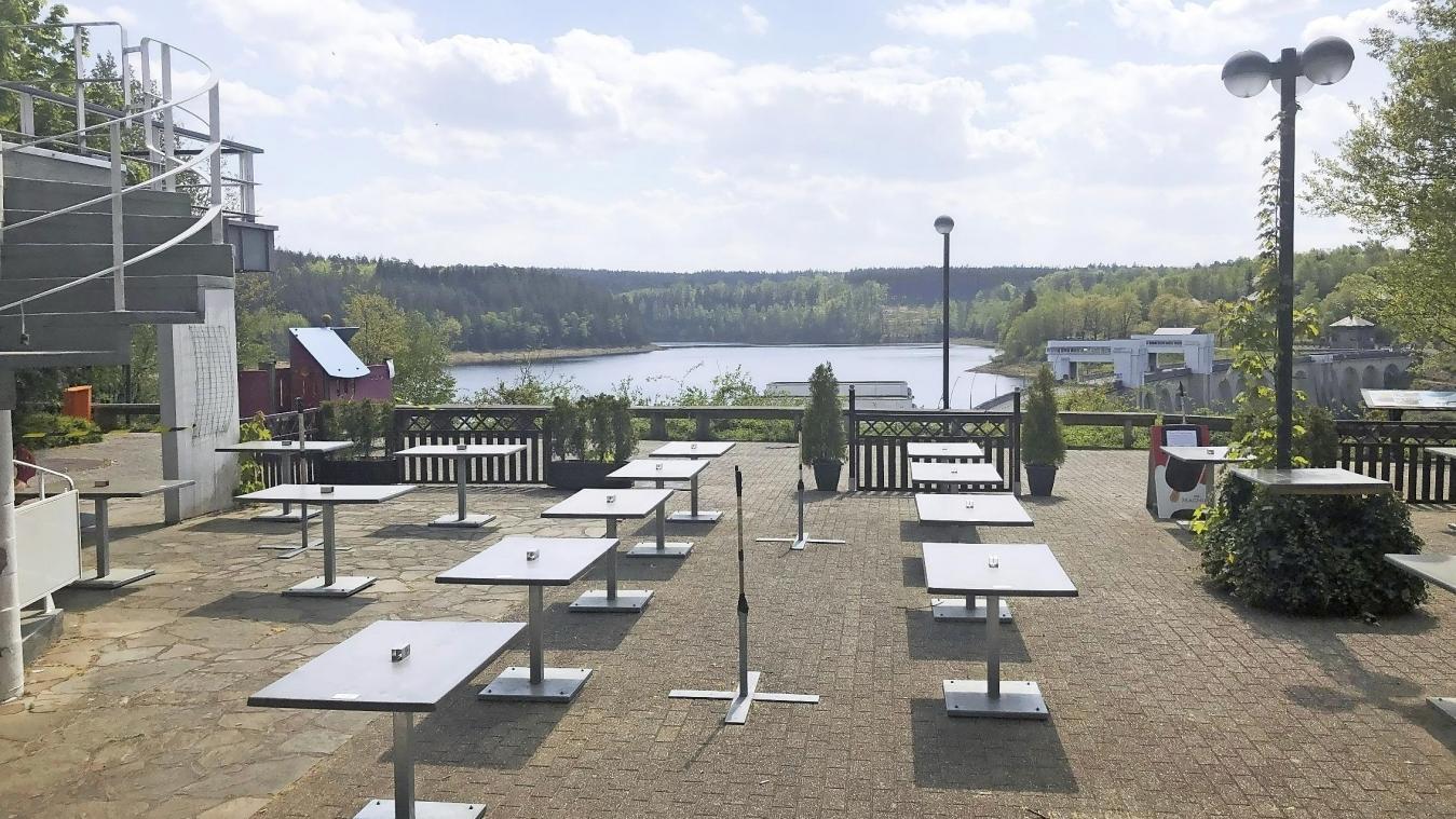 <p>Leere Tische symbolisieren den Überlebenskampf. Die Aufnahme zeigt die Terrasse an der Eupener Wesertalsperre bei bestem Wetter am Montag.</p>