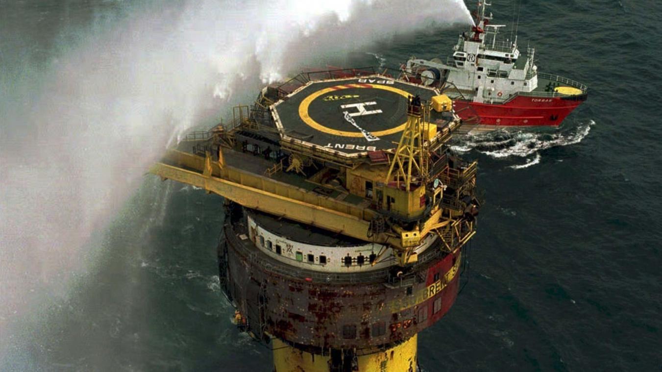 <p>Das Shell-Versorgungsschiff „Torbas“ schießt im Juni 1995 mit Wasserkanonen auf die Ölplattform „Brent Spar“, nachdem der Hubschrauber, von dem aus dieses Foto gemacht worden ist, Vorräte für zwei Greenpeace-Aktivisten, die sich an Bord verschanzt haben, abgeworfen hat. Vor 25 Jahren besetzten Aktivisten der Umweltorganisation Greenpeace die Ölplattform Brent Spar in der Nordsee. Mit Rückenwind von Medien und Öffentlichkeit zwangen sie den Ölkonzern Shell, auf die geplante Versenkung in der Tiefsee zu verzichten.</p>
