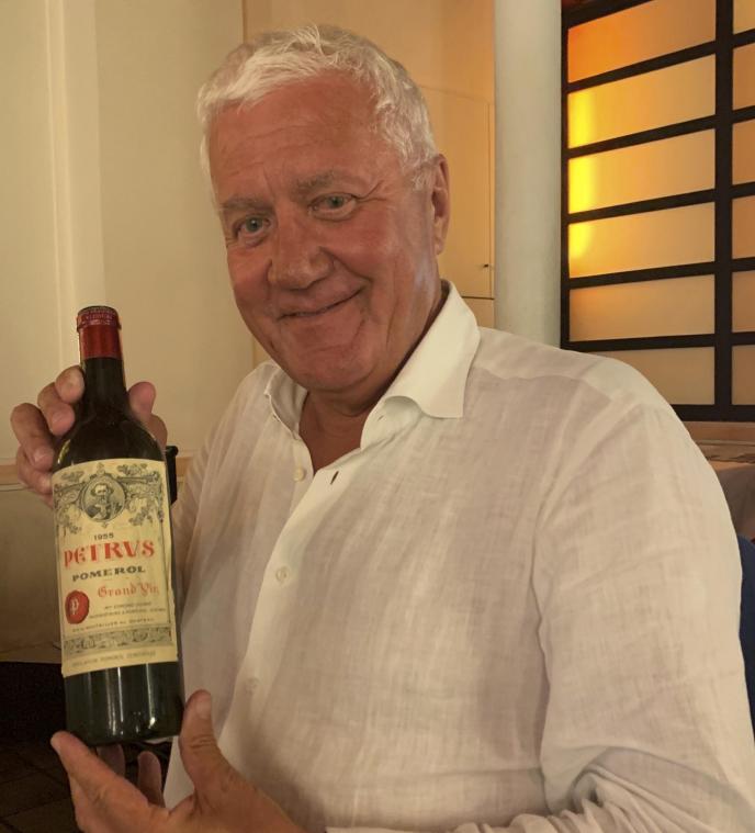 <p>Trotz seiner Diabeteserkrankung liebt Patrick Lefevere die Freuden des Lebens, hier mit einem Wein aus seinem Geburtsjahr 1955.</p>