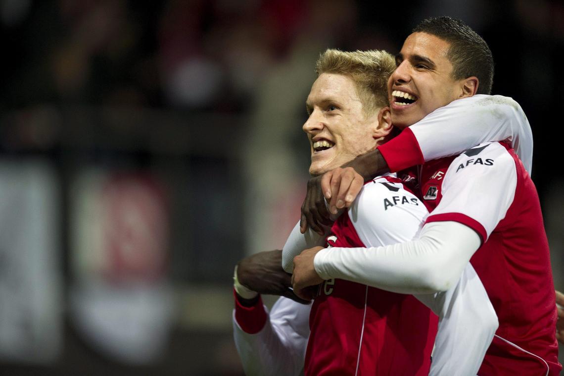 <p>Als sich Rasmus Elm und Adam Maher (r.) vom AZ Alkmaar in der Eredivisie noch umarmen durften.</p>