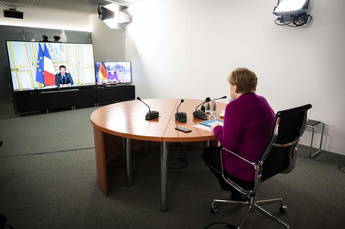 <p>Angela Merkel spricht im Bundeskanzleramt während einer gemeinsamen Videokonferenz mit Emmanuel Macron.</p>