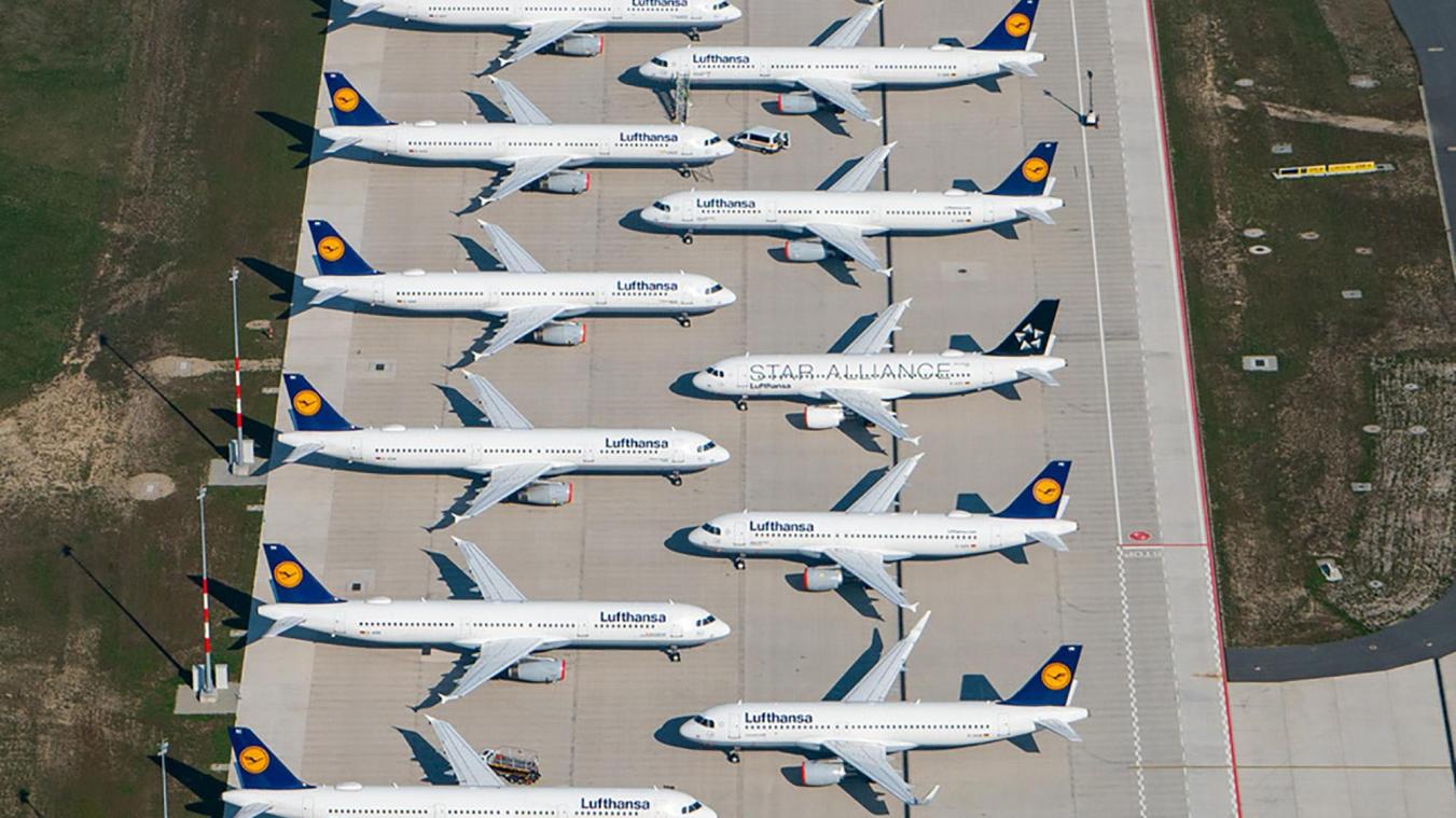 <p>Maschinen der Fluggesellschaft Lufthansa stehen auf dem Areal des Hauptstadtflughafens Berlin-Brandenburg (BER) abseits der Start- und Landebahn.</p>