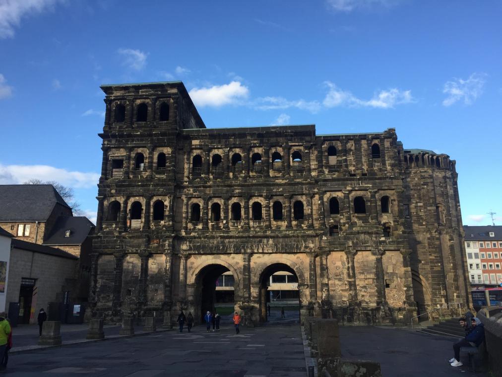 <p>Die Porta Nigra stand seinerzeit im Römischen Reich. Dieses riesige Herrschaftsgebiet der Römer reichte bis ins heutige Deutschland, also eben auch bis zur Stadt Trier.</p>