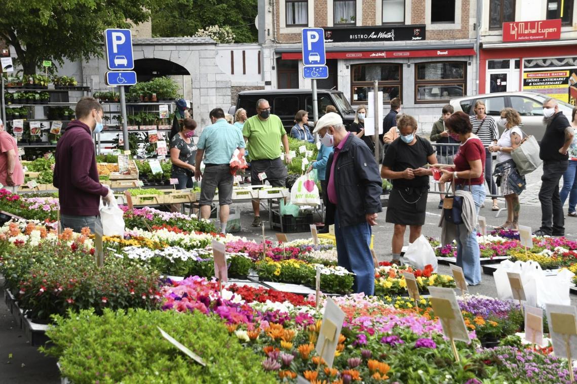 <p>Vor allem Blumen waren beim ersten Freitagsmarkt nach vielen Wochen in Eupen der Renner.</p>