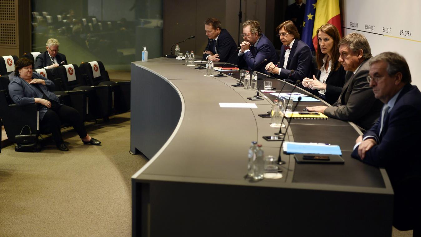 <p>DG-Ministerpräsident Oliver Paasch (Bildmitte) bei der Pressekonferenz nach der letzten Sitzung des Nationalen Sicherheitsrates am 13. Mai.</p>