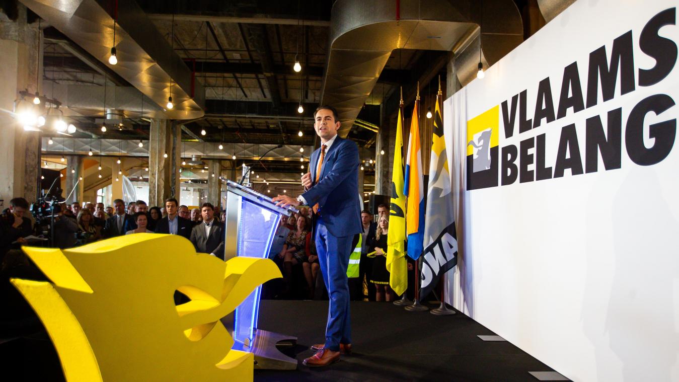 <p>Der Vlaams Belang um Parteichef Tom Van Grieken (Bildmitte) gewinnt mit und mit mehr Anhänger.</p>