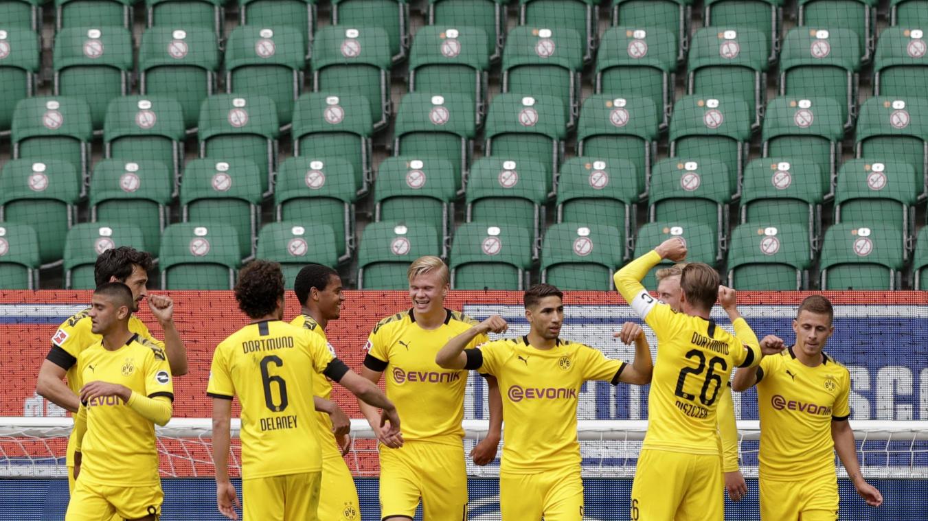 <p>Dortmunder Spieler jubeln über den Treffer zum 0:1.</p>