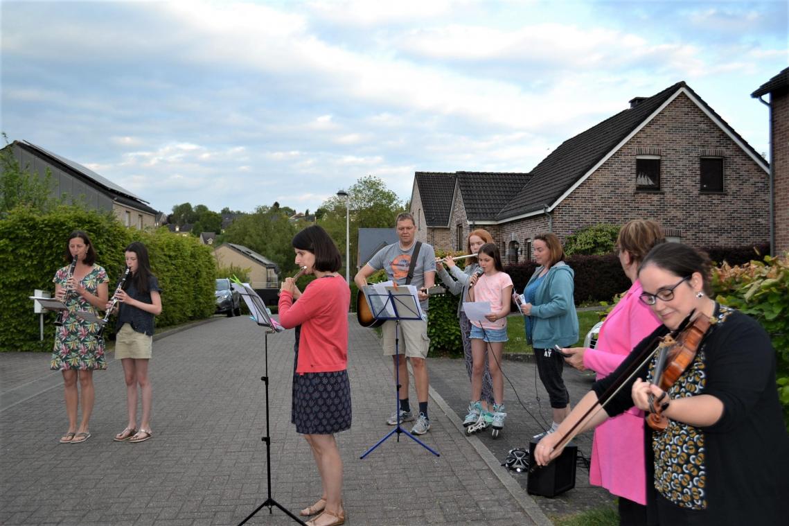 <p>Dem Aufruf der Harmonie Eupen folgend, Bewohnern von Altenheimen abends ein Ständchen zu bringen, haben sich vier Musikerinnen der Harmonie zusammengefunden, um auch für ihre Nachbarn zu spielen.</p>