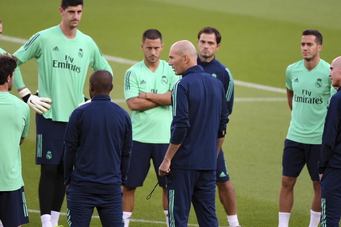 <p>Thibaut Courtois und Eden Hazard hören Trainer Zidane aufmerksam zu: In Spanien geht es am 12. Juni wieder los.</p>
