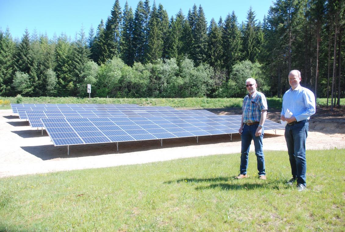 <p>Fast drei Jahre nach einem ersten Prinzipbeschluss des Stadtrates freuen sich Bürgermeister Herbert Grommes (rechts) und der Leiter der St.Vither Stadtwerke, André Servais, dass der neue Solarpark an der Trinkwasseraufbereitungsanlage Rodter Venn bald in Betrieb gehen kann.</p>