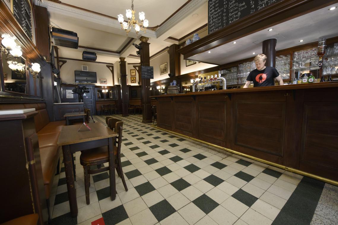 <p>Keine Barhocker, und die wenigen Tische stehen im Abstand von mindestens 1,5m.: Das Café „Les Brasseurs“ im Zentrum von Brüssel ist klar für die Wiedereröffnung. Und: Mit einer App des Brauereikonzerns AB Inbev kann der Kunde die Getränkekarte einsehen, ein Getränk bestellen und sogar bezahlen.</p>