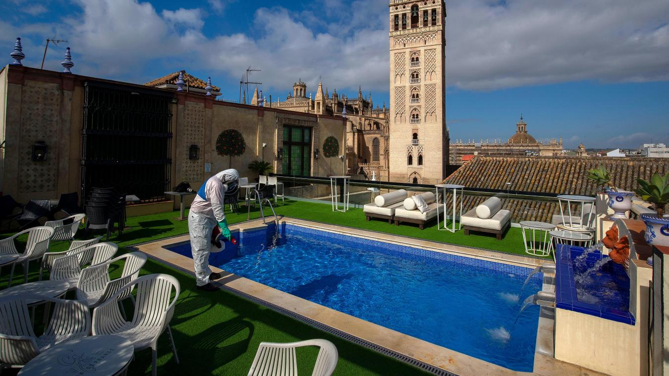 <p>Für die spanischen Behörden gilt weiterhin „Safety first“ (hier ein Mitarbeiter einer Reinigungsfirma auf der Terrasse des Hotels Dona Maria in Sevilla). Man werde garantieren, dass weder die Touristen noch die Bürger des Landes Risiken eingehen werden, beteuerte Ministerpräsident Pedro Sánchez.</p>