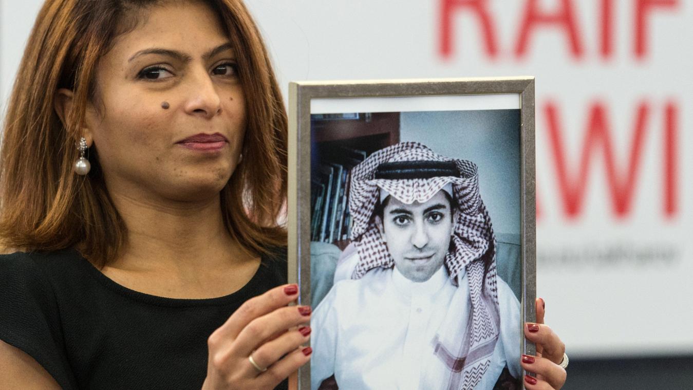 <p>Die Frau des inhaftierten saudi-arabischen Bloggers Raif Badawi, Ensaf Haidar, zeigt im EU-Parlament ein Bild ihres Mannes.</p>