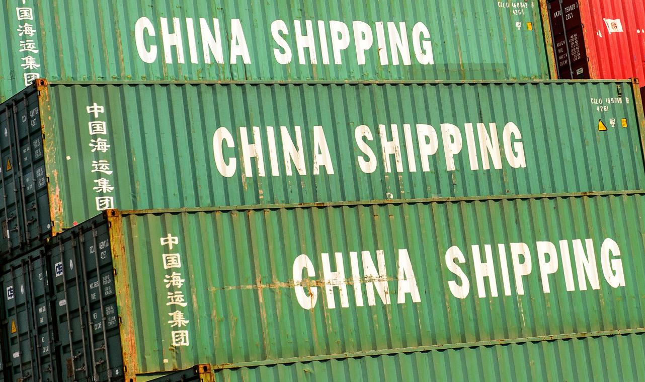 <p>Container im Hafen von Shanghai. Chinas Exporte fallen zwar langsamer als erwartet, aber die Importe sacken stark ab.</p>