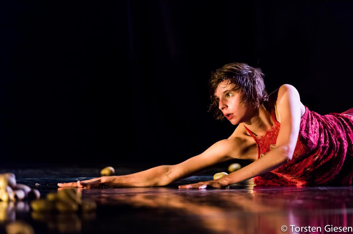 <p>Mit Marcia Liu tanzt Anaïs Van Eycken (Bild) die Site Specific Performance, zu der auch Irene Kalbusch die Choreografie entwickelt hat.</p>