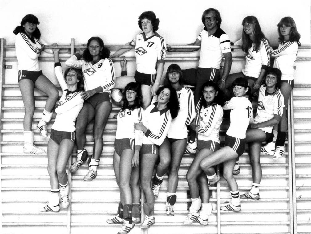 <p>Dieses Mannschaftsbild der besonderer Art aus dem Jahr 1981 zeigt Karl-Heinz Hergenhahn (oben Dritter von rechts) mit dem DAVBC Eupen.</p>