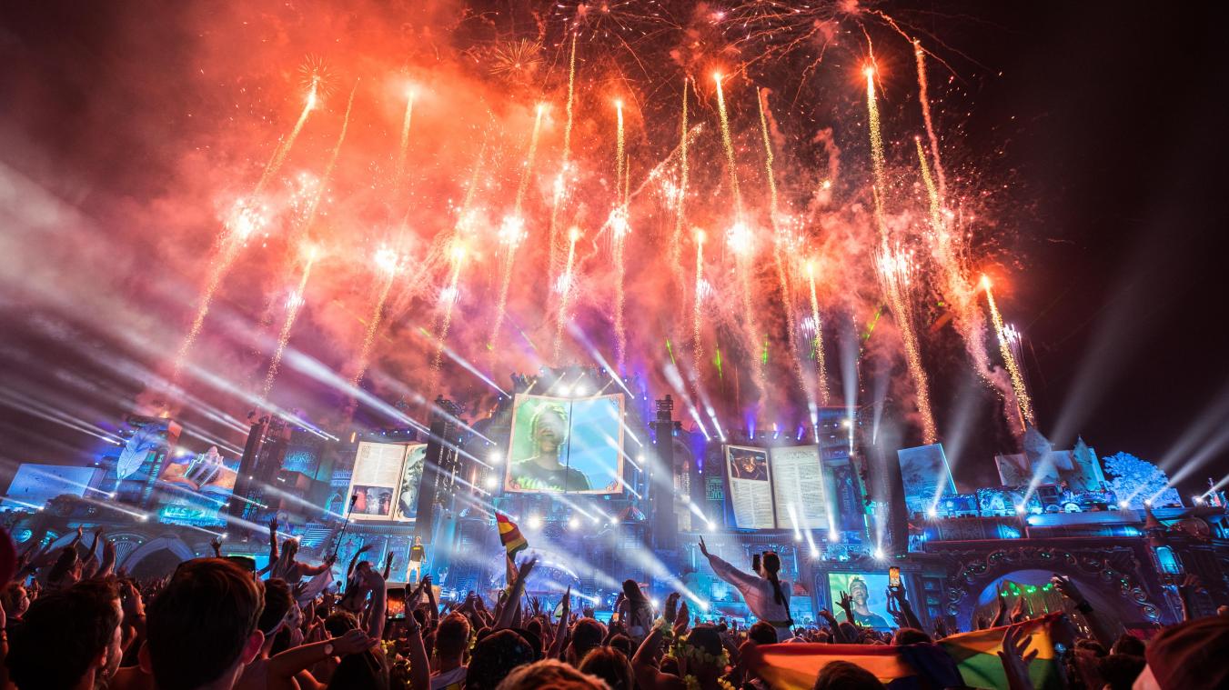 <p>Ein Auftritt von The Chainsmokers am Tomorrowland 2019: Anstatt vor der Bühne werden die Fans dieses Jahr vor dem PC oder Tablet stehen.</p>